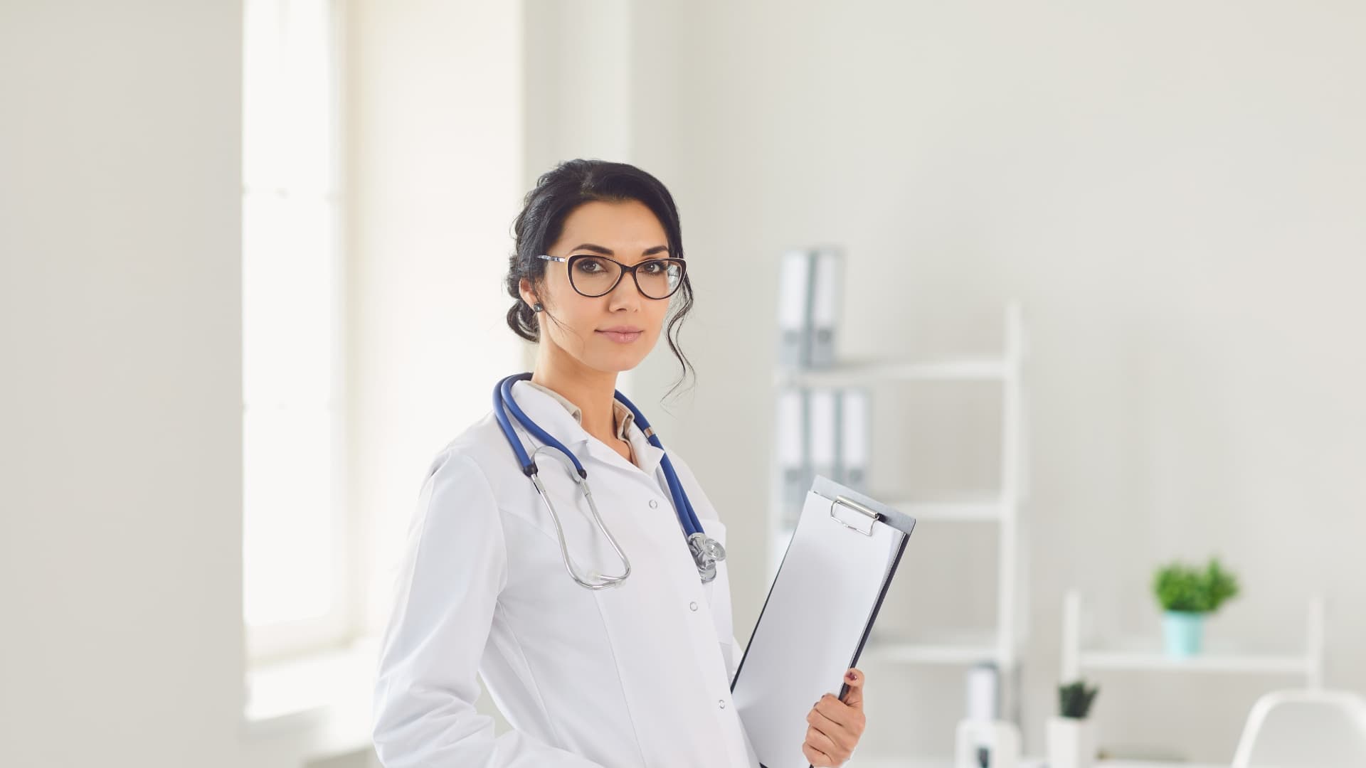 Professional female ophthalmologist at Shrenik Nethralaya